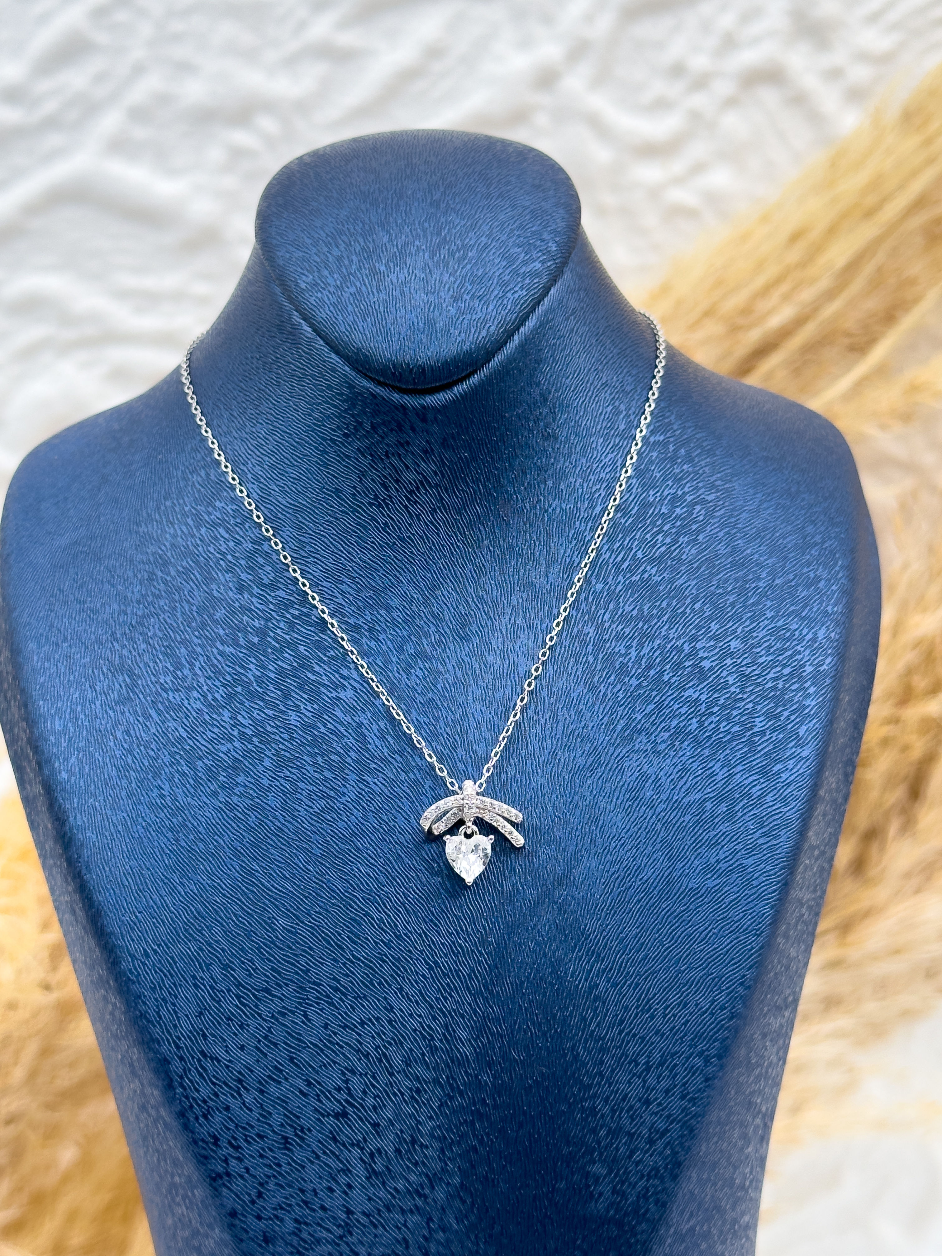 925 Ayar Gümüş Fiyonk Model Kalpli Kadın Kolye – Zarif ve Romantik